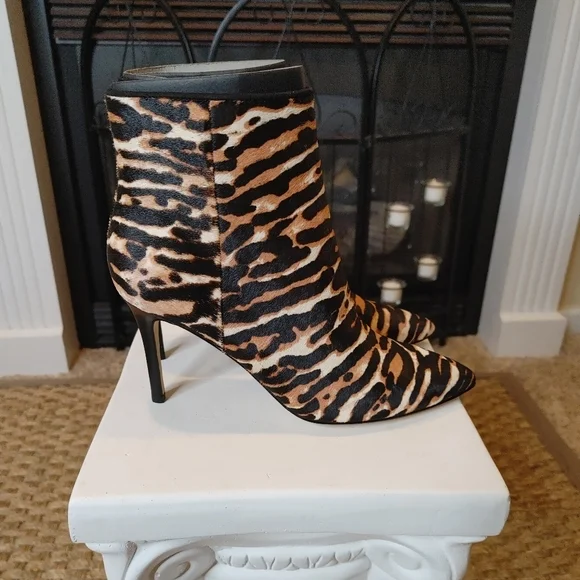 NINE WEST FHAYLA 💥NEW IN BOX💥 POINTED TOE BOOTIE,BLACK MULTI PONY 6M - Picture 7 of 16